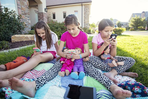 Drie kleine meisjes spelen — Stockfoto