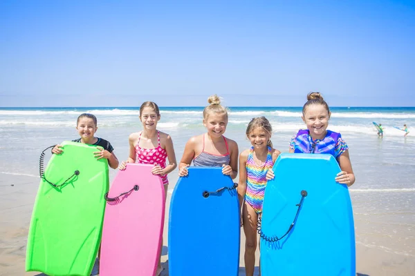 Дети играют на пляже вместе во время отпуска — стоковое фото