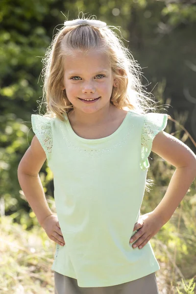 Hermoso Retrato de niña sonriente al aire libre — Foto de Stock