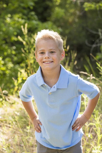 Knappe jongen portret — Stockfoto