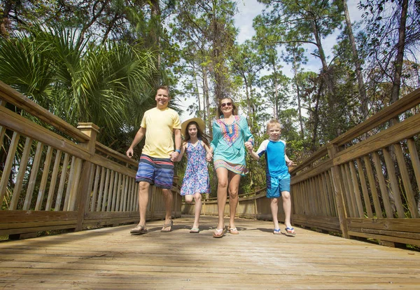 Feliz alegre joven familia divirtiéndose juntos en vacaciones —  Fotos de Stock