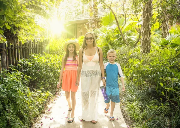 Happy family enjoying a tropical vacation together — Stock Photo, Image