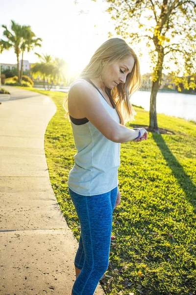 Jonge vrouw na het joggen — Stockfoto