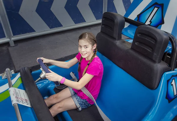 Niño disfrutando de un día en un parque de atracciones al aire libre — Foto de Stock