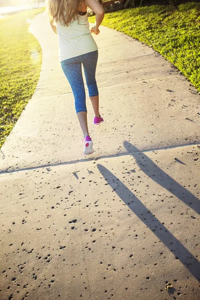 Jonge vrouw joggin — Stockfoto