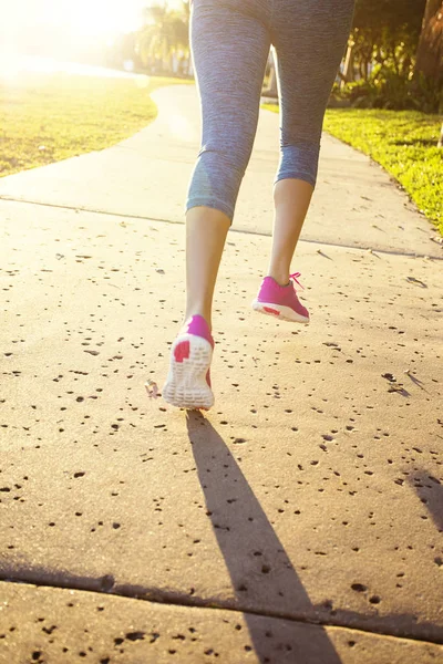 Jeune femme joggin — Photo