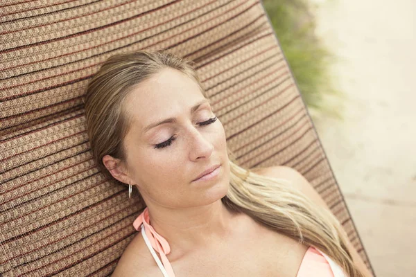 Frau entspannt sich im Urlaub — Stockfoto