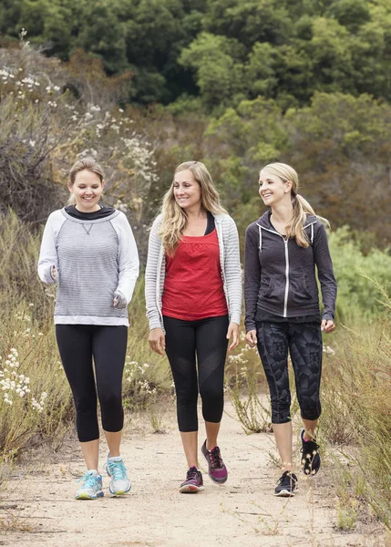 Kvinnor går och tränar — Stockfoto
