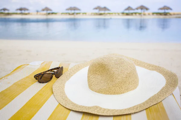 Sun hat and sunglasses at the beach — Stock Photo, Image