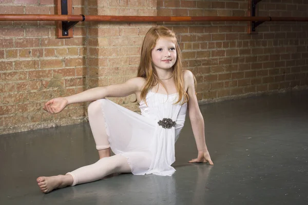 Szép fiatal és tehetséges táncos pózol egy tánc-stúdió. Egy aranyos balerina másolás teret teljes hosszúságú fotó — Stock Fotó