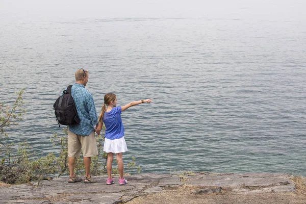 Vader en dochter genietend van een wandelen in de prachtige natuur — Stockfoto