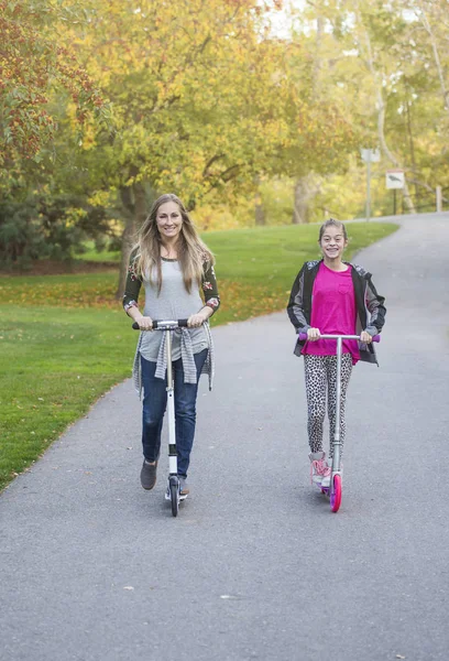 Een gelukkig meisje en haar moeder paardrijden t — Stockfoto