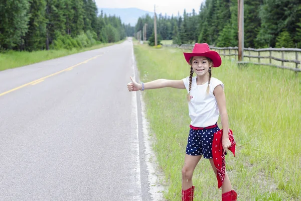 Cowgirl wilt hitch hike — Stockfoto