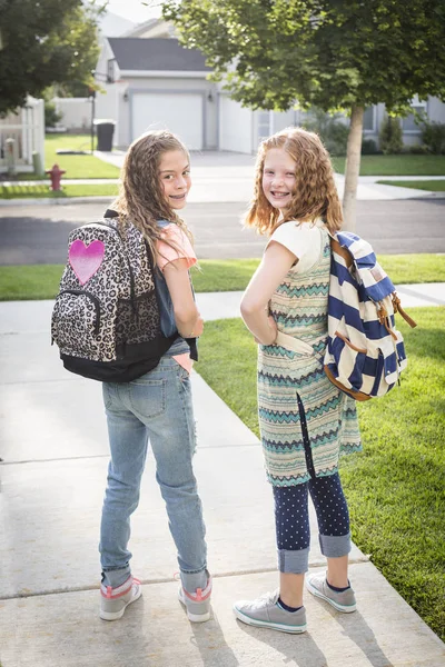 Meninas com mochilas em ir para a escola — Fotografia de Stock