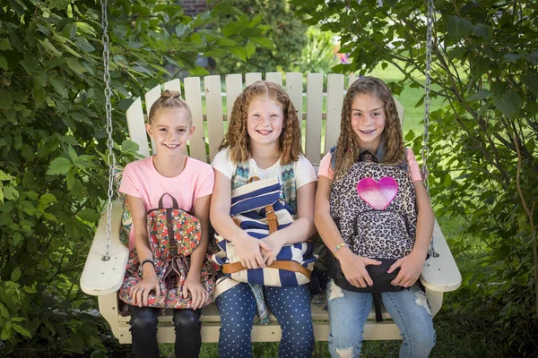 Meninas com mochilas em ir para a escola — Fotografia de Stock