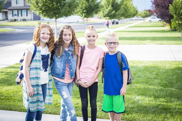 Lindo escuela niños con mochilas — Foto de Stock