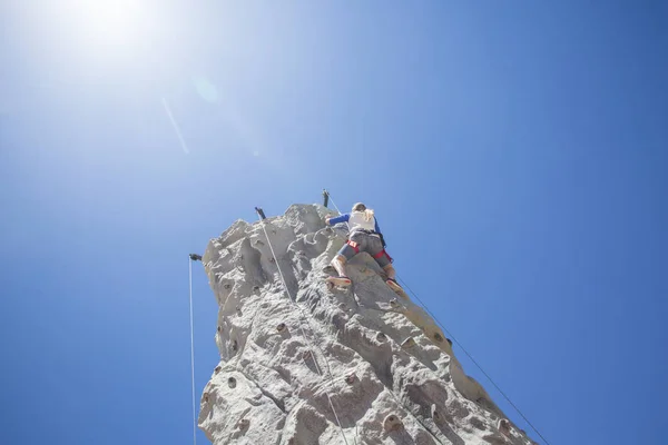 Atlético mulher ascendente parede — Fotografia de Stock