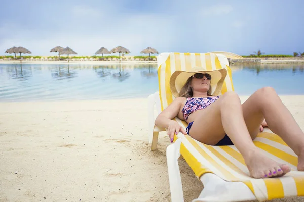 Femme relaxante en vacances — Photo