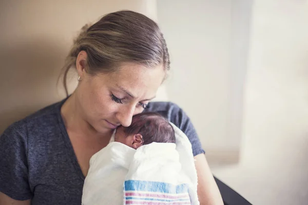 Mère tenant son nouveau-né — Photo
