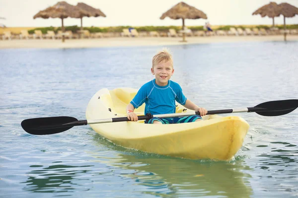 Liten pojke paddling kajak — Stockfoto