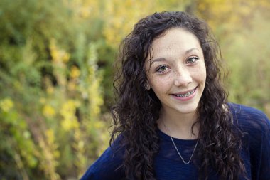 Güzel İspanyol Teen kız portre üzerinde dişlerini diş teli ile