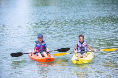 İki erkek kayaks Gölü üzerinde sürüklenen