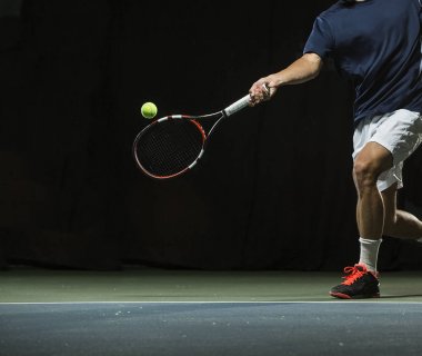 Tenis raket tenis maçı sırasında sallanan bir adamın fotoğraf kapatmak