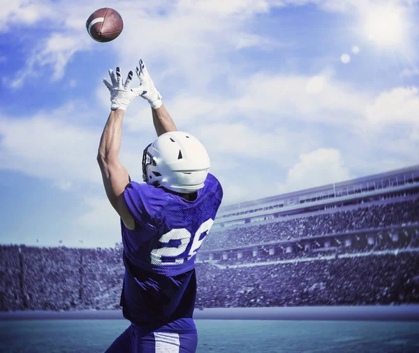 American Football Spieler Taucht Durch Die Luft Den Ball Fangen — Stockfoto