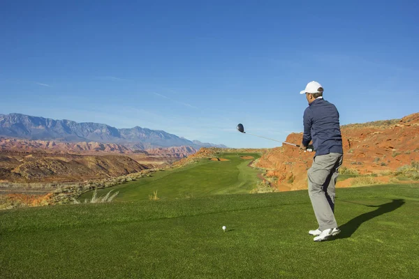 Zadní Pohled Muže Hrát Golf Slunečného Dne Krásné Pouštní Golfové — Stock fotografie