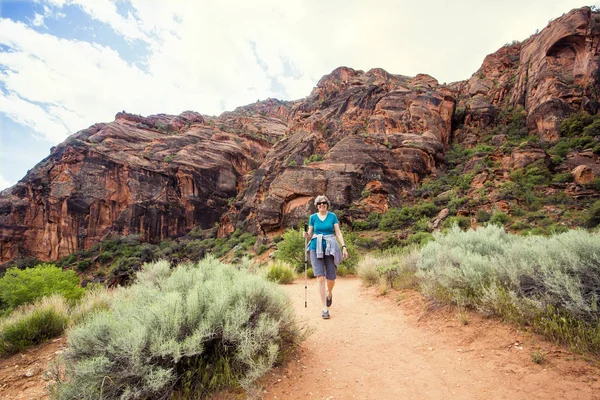 Woman Walking Alley Mountains Background — Stock Photo, Image