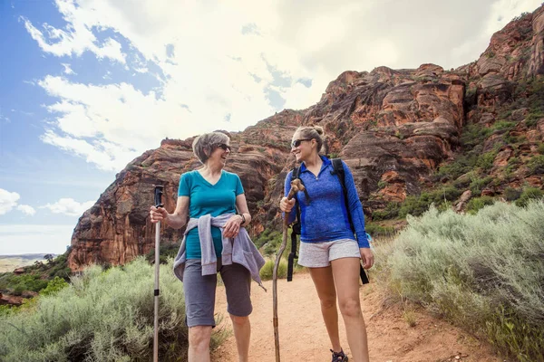 Mulheres Andando Beco Sob Montanhas Fundo Céu Azul — Fotografia de Stock