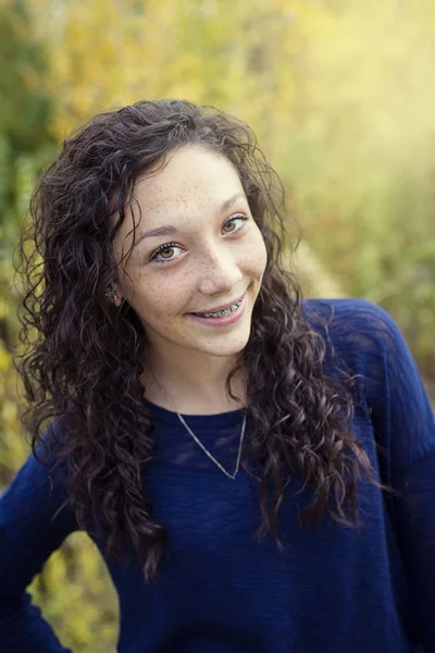 Mooi Portret Van Hispanic Tiener Meisje Met Accolades Haar Tanden — Stockfoto