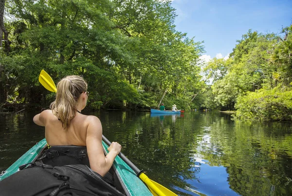 Rückseite Frau Schwimmt Auf Kajak Entlang Des Flusses Auf Grünen — Stockfoto