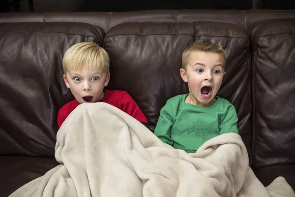 Dos Niños Asustados Sentados Sofá Viendo Televisión Juntos Los Jóvenes — Foto de Stock