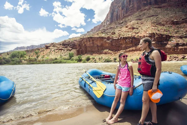 Smiling Mother Daughter Standing Boats Life Jackets Mountains — Stock Photo, Image