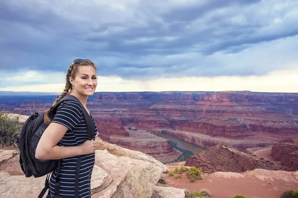 Усміхнена Жінка Фоні Каньйону Хмарному Фоні Неба — стокове фото