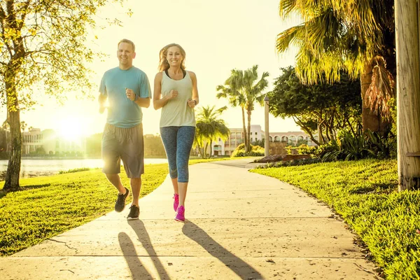 Man Och Kvinna Tränar Och Joggar Tillsammans Parken Glada Och — Stockfoto