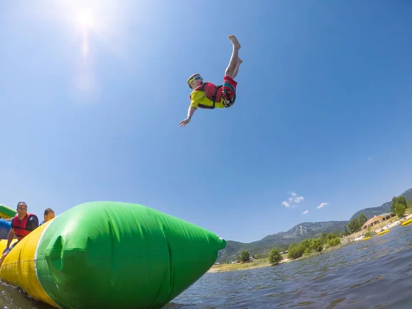 Mladý Chlapec Zahájeny Vzduchu Nafukovací Nafukovací Balón Jezera Teplý Letní — Stock fotografie