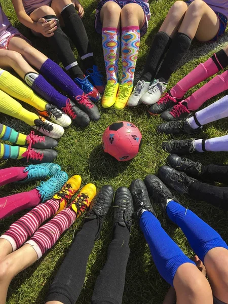 Crianças Pernas Meias Calças Coloridas Botas Torno Bola Grama Verde — Fotografia de Stock