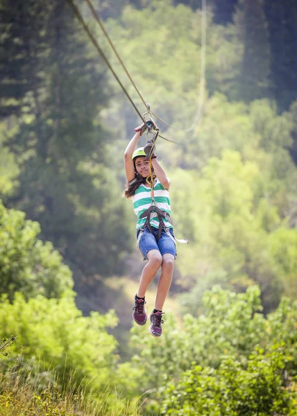 Mädchen Rollt Auf Seilrutsche Auf Waldhintergrund — Stockfoto