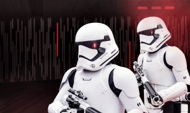 Salt Lake City, Utah, Amerika Birleşik Devletleri - 13 Şubat 2017 iki bireyler bir Star Wars eğlence havalandırma, Star Wars fırtına asker kostümleri giyinmiş