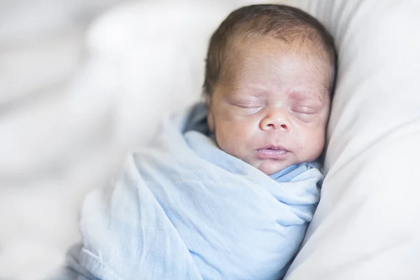可爱的熟睡新生儿的肖像毯子 — 图库照片