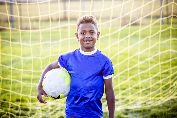 Портрет Улыбающегося Африканского Мальчика Мячом Фоне Сетки Ворот — стоковое фото