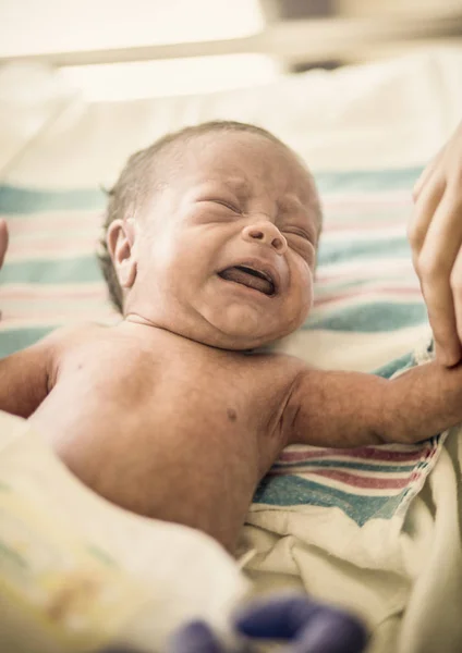 Retrato Bebê Recém Nascido Chorando Clínica — Fotografia de Stock