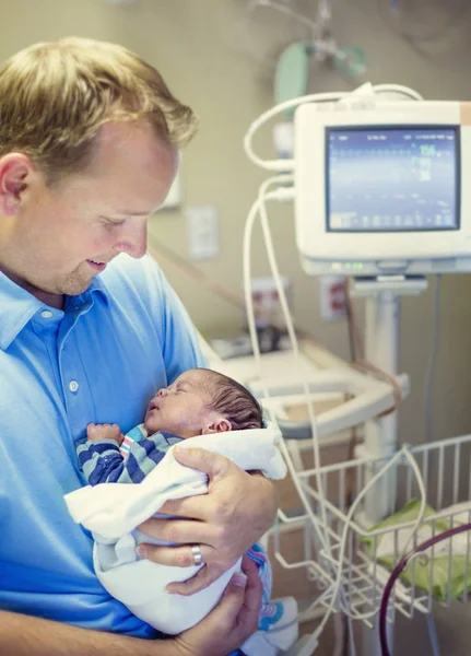 Parent Holding Neonato Reparto Ospedale — Foto Stock