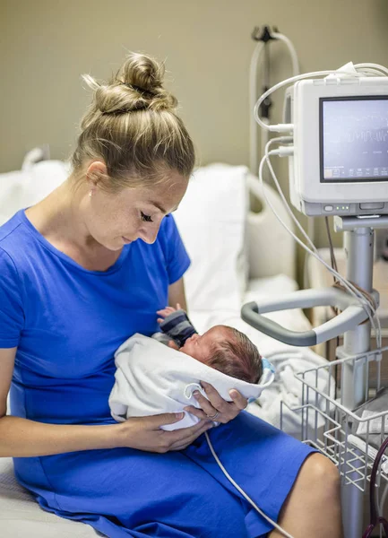 Mãe Olhando Bebê Recém Nascido Enquanto Sentado Cama Hospital — Fotografia de Stock