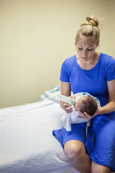 Anya Egy Üveg Tejjel Eteti Újszülöttet — Stock Fotó