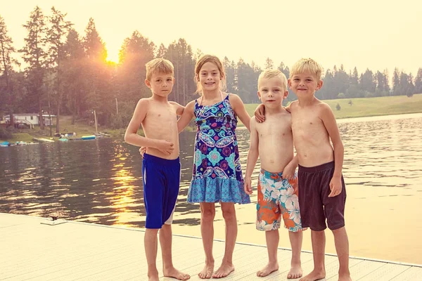 Vier Schattige Kinderen Genieten Van Hun Zomervakantie Samen Aan Het — Stockfoto