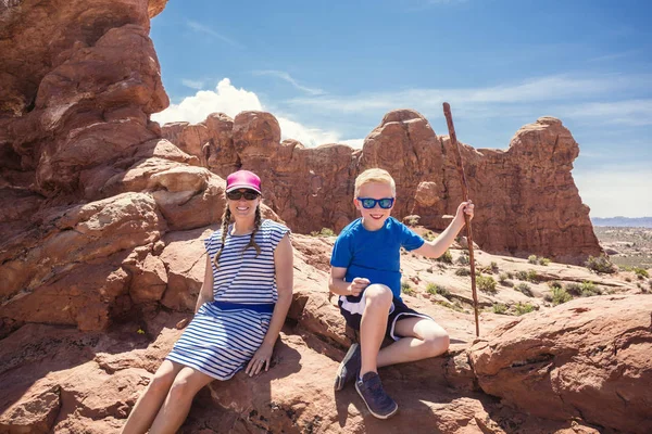 Mutter Und Sohn Sitzen Auf Steinen Gegen Berge — Stockfoto