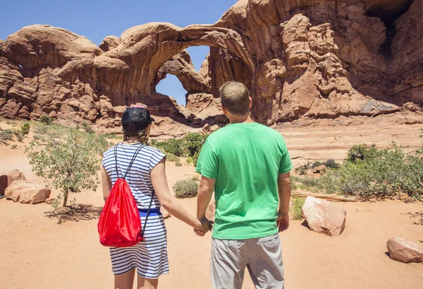 Man Woman Looking Stone Arcs Canyon — Stock Photo, Image